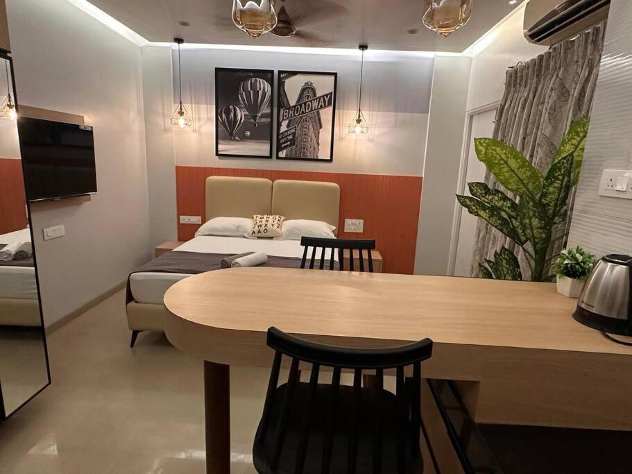 Terra Private With Balcony Wifi Ac Smart Tv Kitchenette Washing Machine Apartment Pune